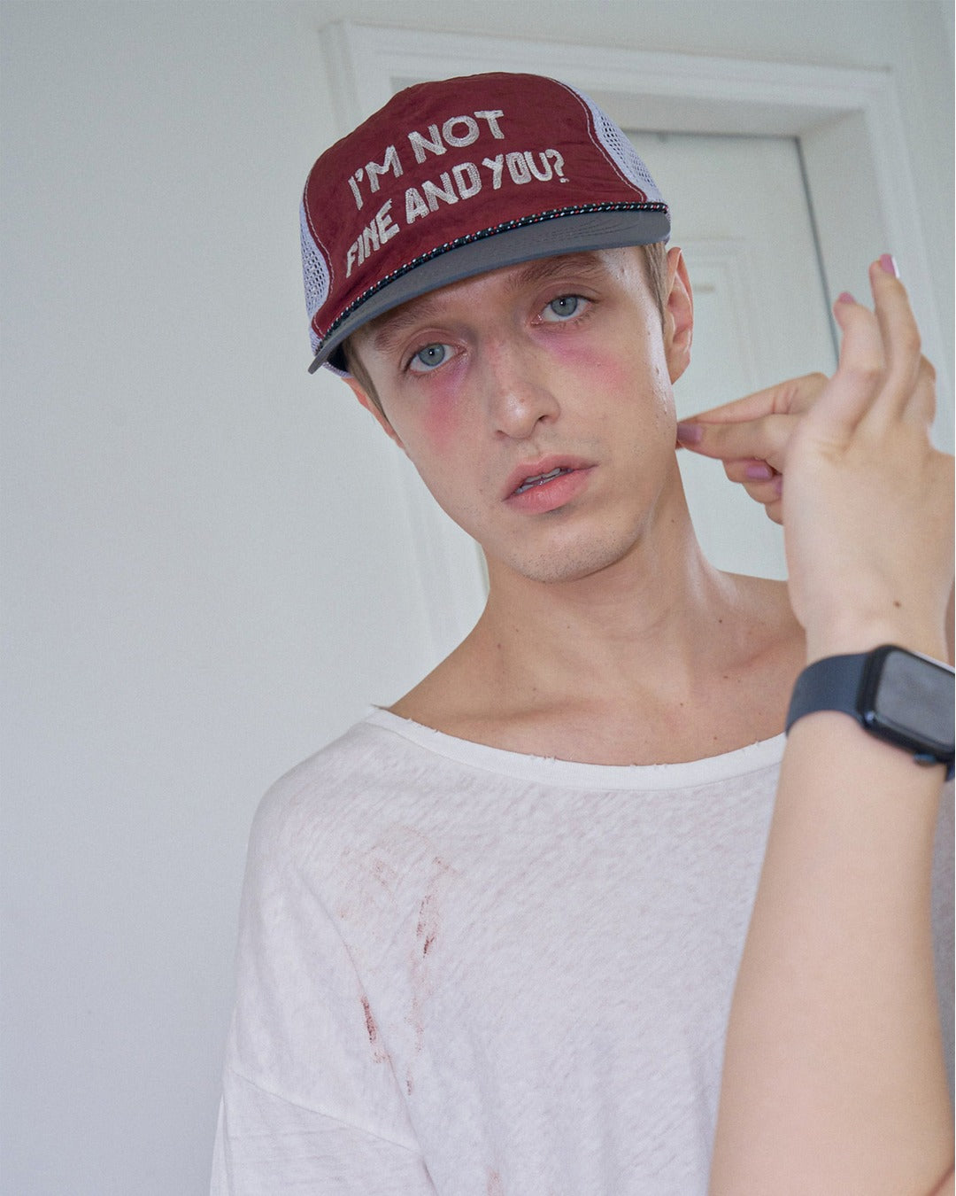 IAMNOTELITE RIPOFF RUNNING CAP BURGUNDY worn lifestyle close-up