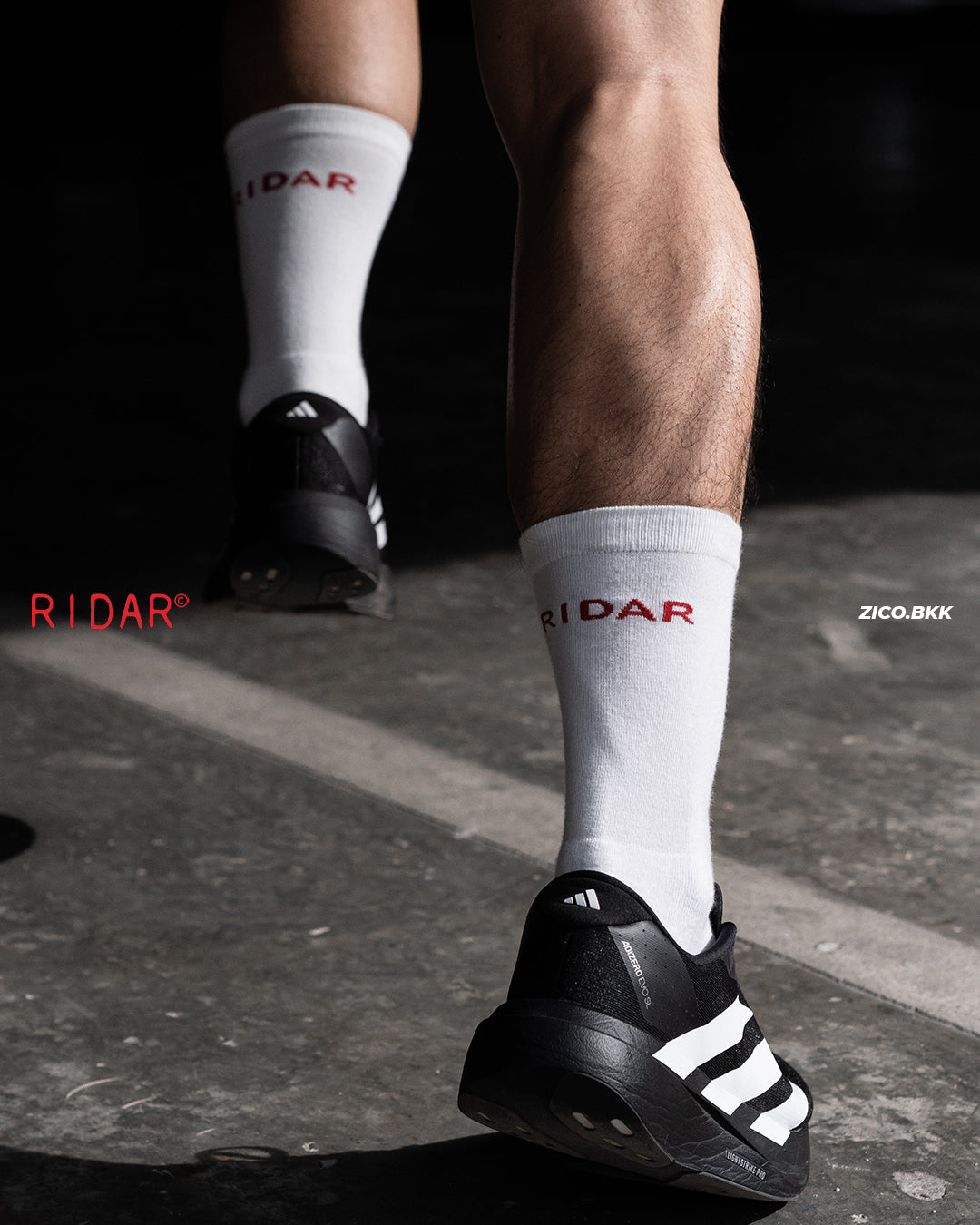 Ridar Performance Crew Socks White ถุงเท้าวิ่ง crew สีขาว จับคู่รองเท้าวิ่งสีดำสำหรับ streetrunning