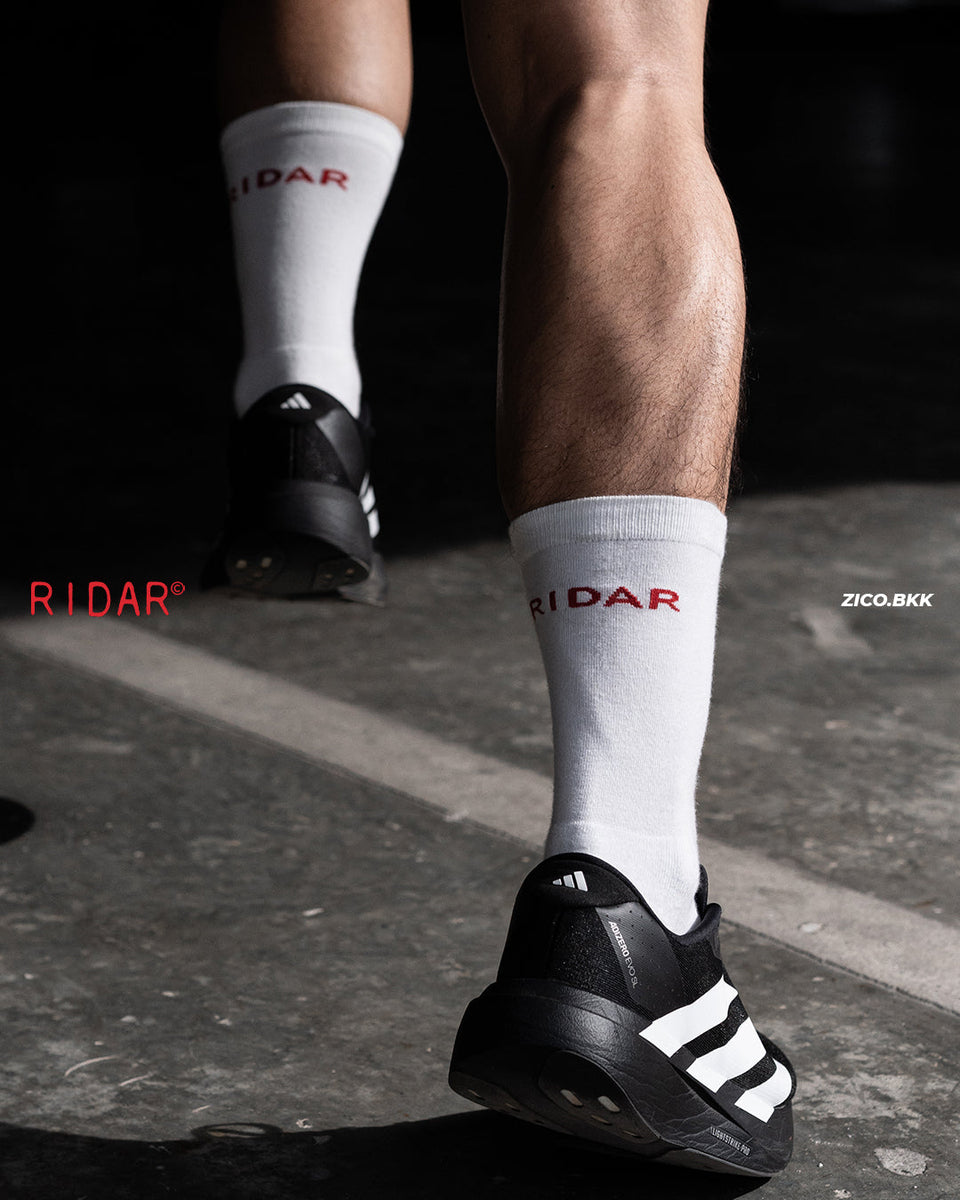 Ridar Performance Crew Socks White ถุงเท้าวิ่ง crew สีขาว จับคู่รองเท้าวิ่งสีดำสำหรับ streetrunning