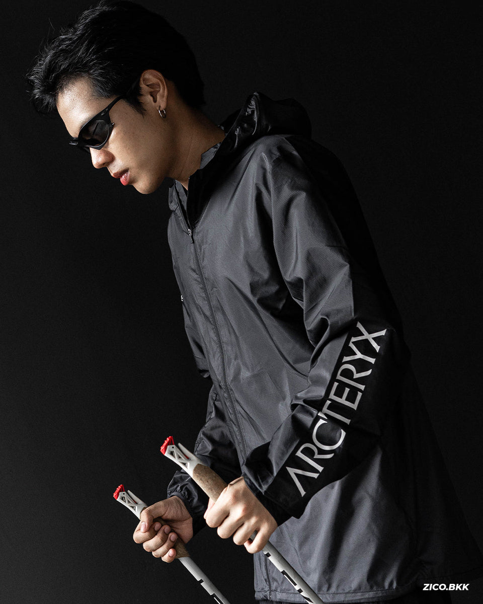 Arc’teryx Norvan Windshell Hoody Black Graphite เสื้อกันลมขณะสวมใส่