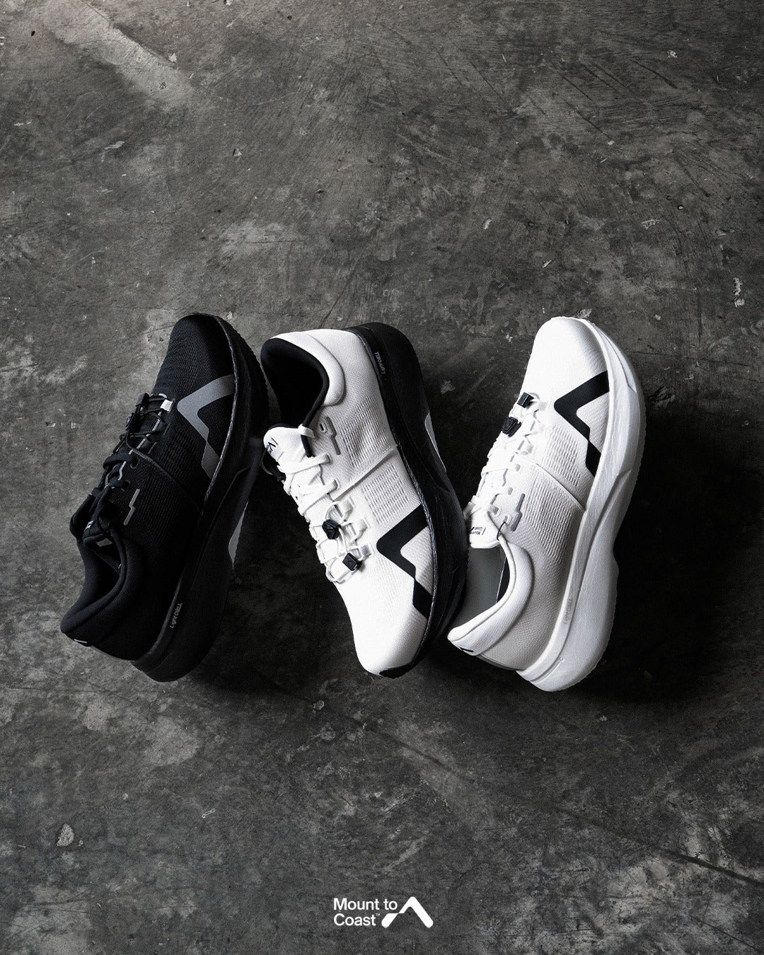 Mount to Coast R1 รองเท้าวิ่งถนนสามสี Black White และ White Black