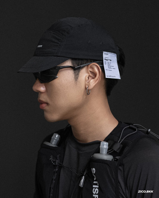 SATISFY Rippy Air Trail Cap Black หมวกวิ่งเทรลน้ำหนักเบา ป้าย Rippy Air มุมข้าง