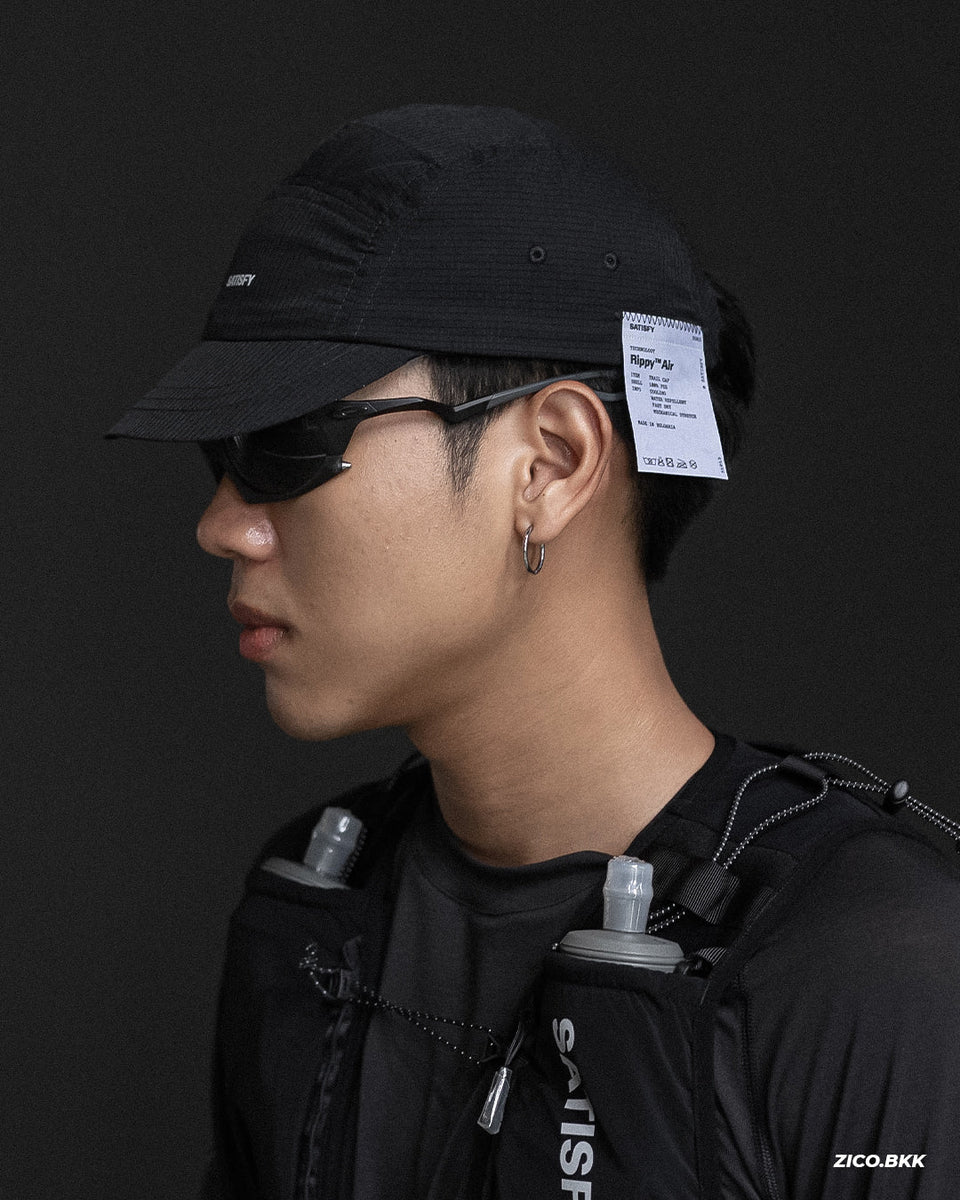 SATISFY Rippy Air Trail Cap Black หมวกวิ่งเทรลน้ำหนักเบา ป้าย Rippy Air มุมข้าง