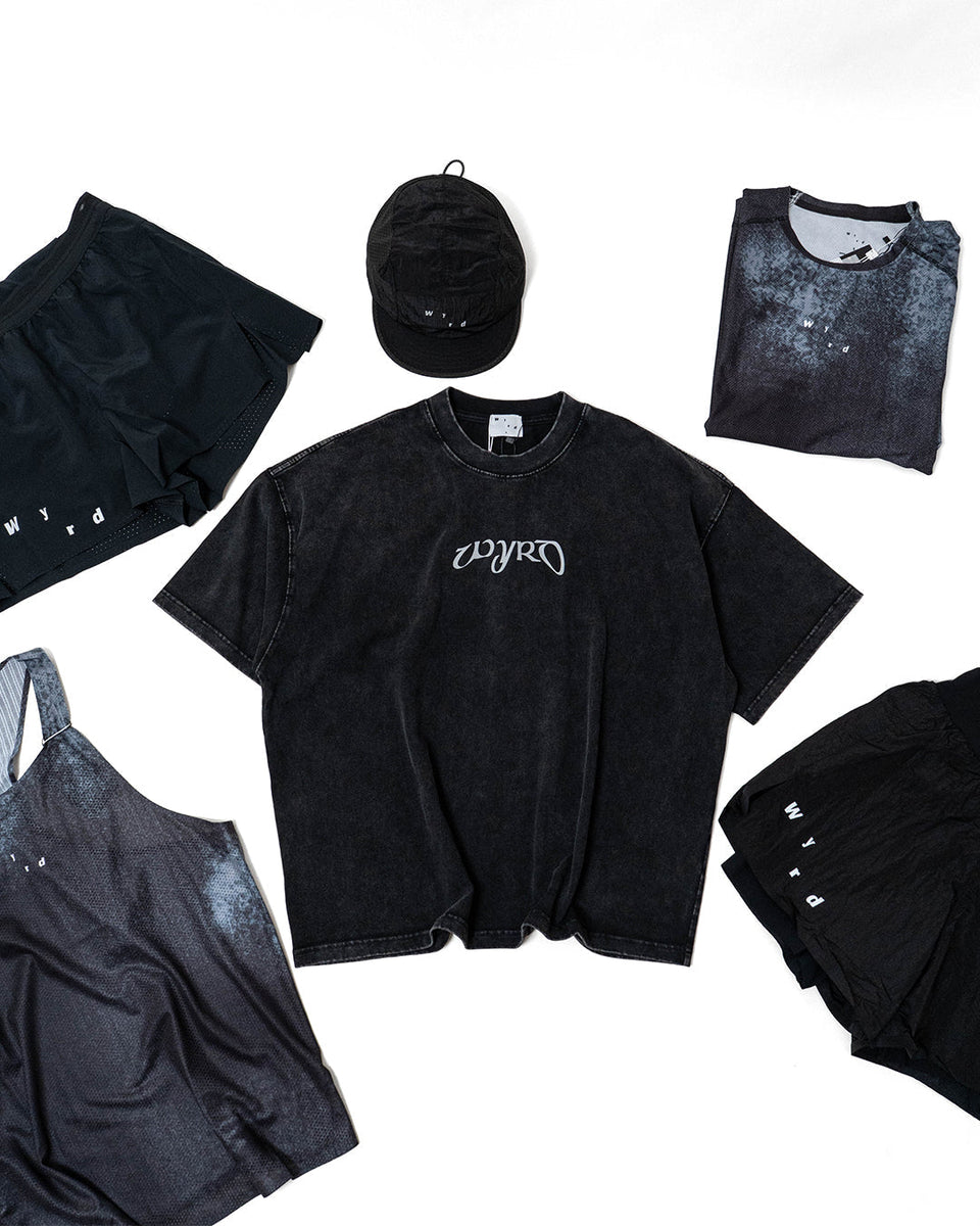 เสื้อผ้า WYRD Running ในชุดภาพโทนเขียวอมฟ้า