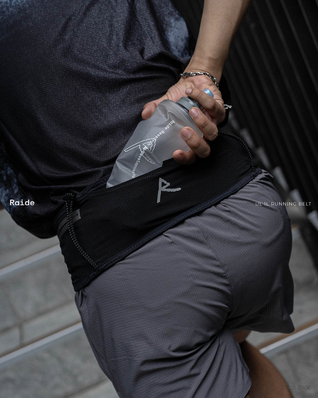 Raide UL 1L Running Belt Black ขณะเก็บขวดนิ่มในช่องหลังสำหรับวิ่งเทรล