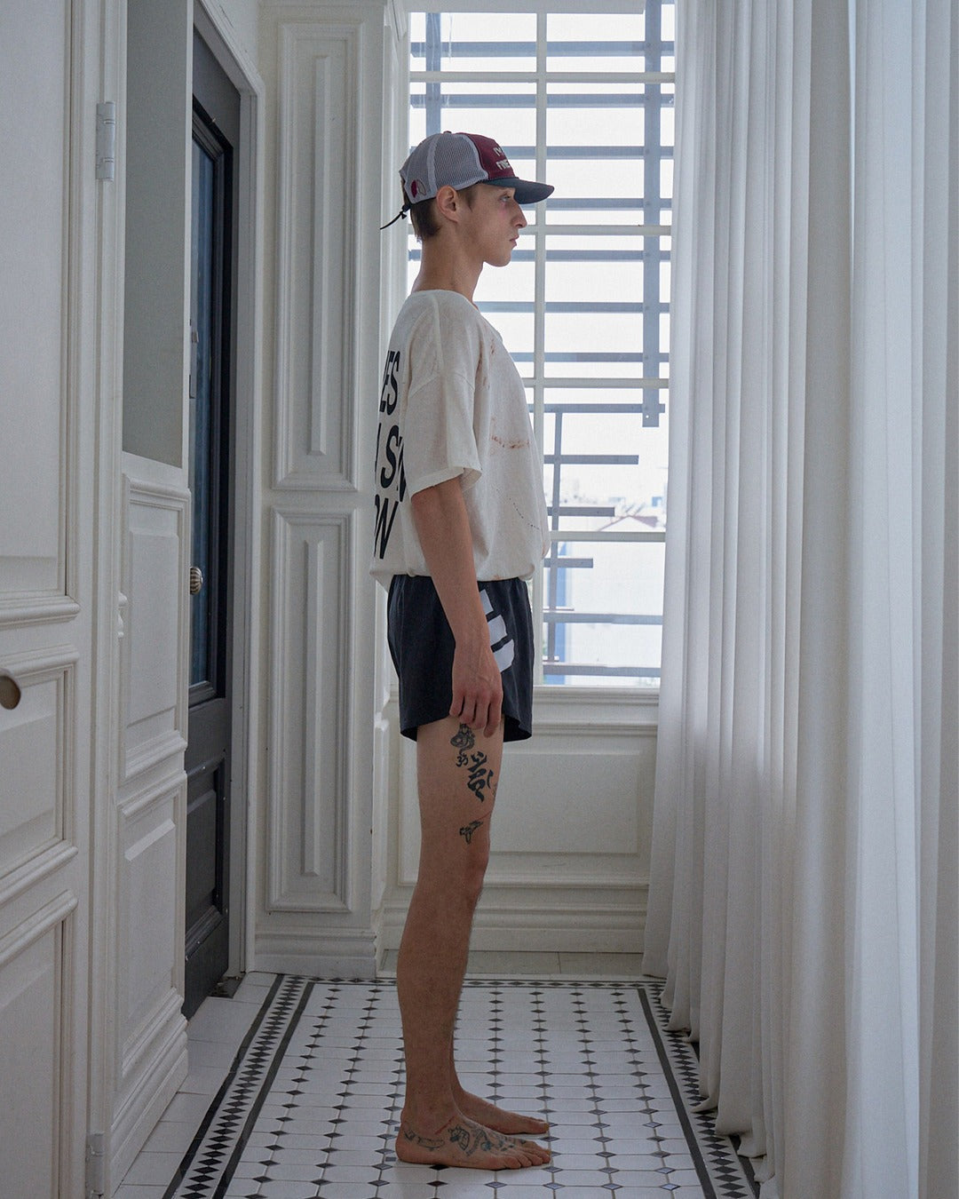 IAMNOTELITE RIPOFF RUNNING CAP BURGUNDY model side full body