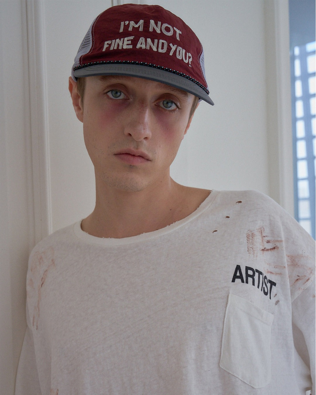 IAMNOTELITE RIPOFF RUNNING CAP BURGUNDY close-up worn front