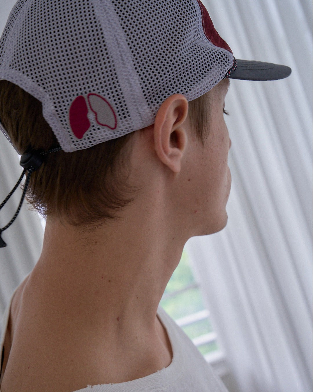 IAMNOTELITE RIPOFF RUNNING CAP BURGUNDY rear mesh detail worn