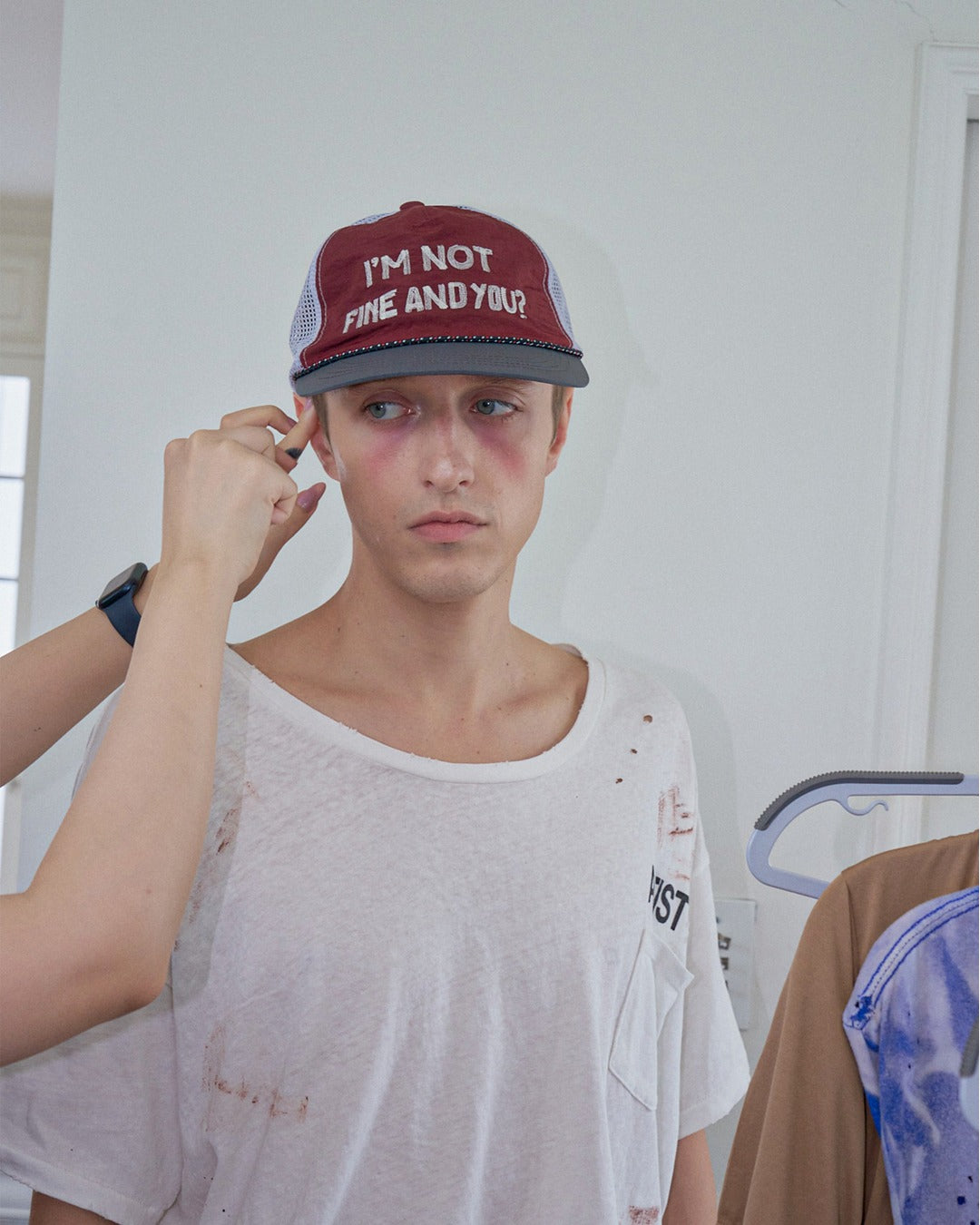 IAMNOTELITE RIPOFF RUNNING CAP BURGUNDY worn adjustment detail