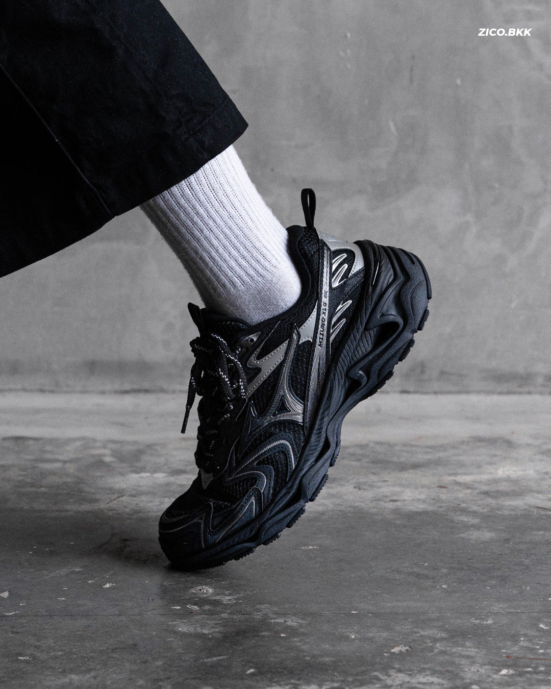 Mizuno XLG 2K - Black - Adidas Sneakers | ZICO.BKK