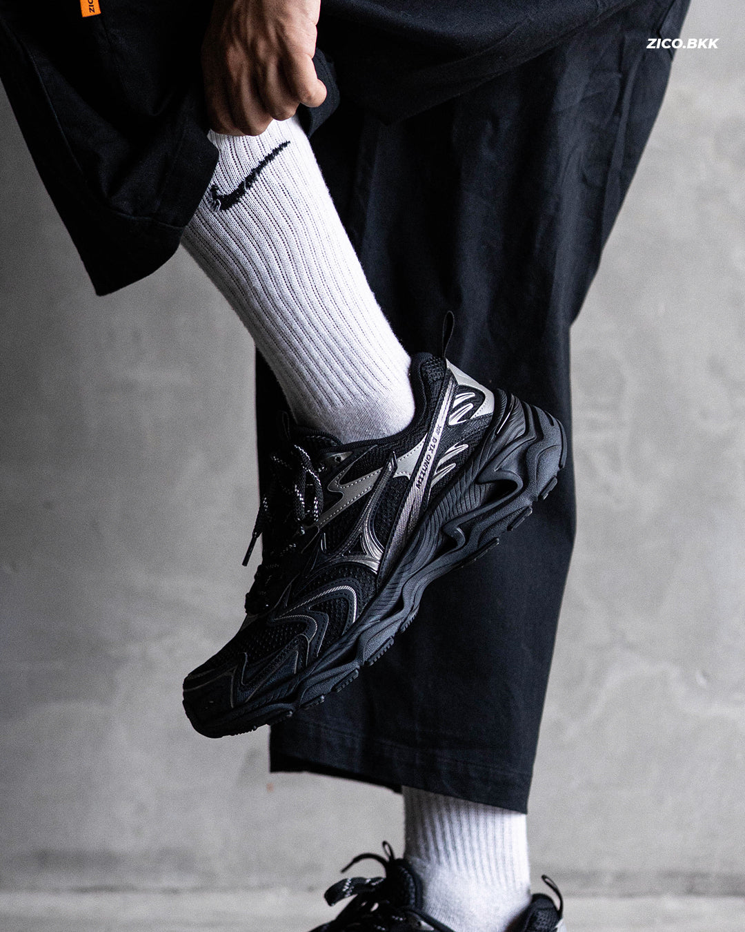 Mizuno XLG 2K - Black - Adidas Sneakers | ZICO.BKK