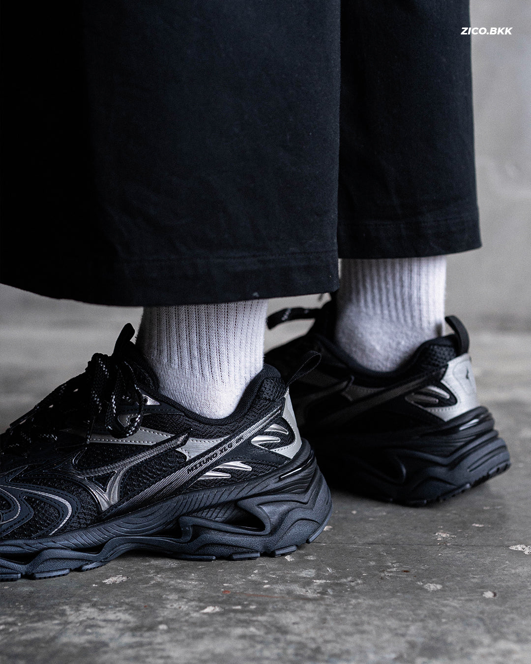 Mizuno XLG 2K - Black - Adidas Sneakers | ZICO.BKK