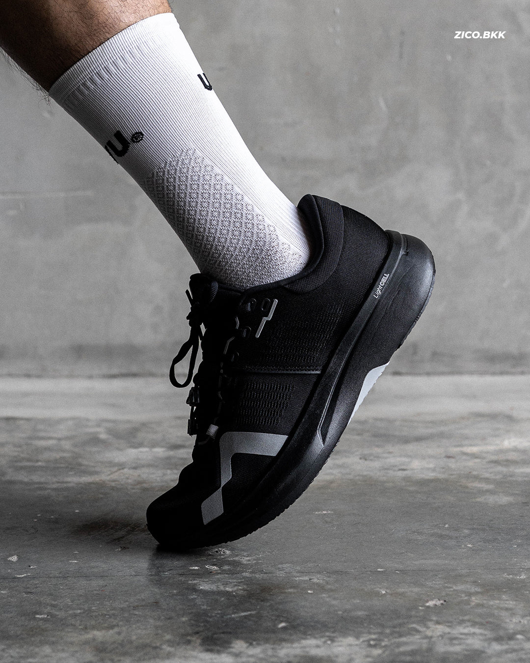 Mount to Coast R1 - Black - Mount to Coast Running Shoes | ZICO.BKK
