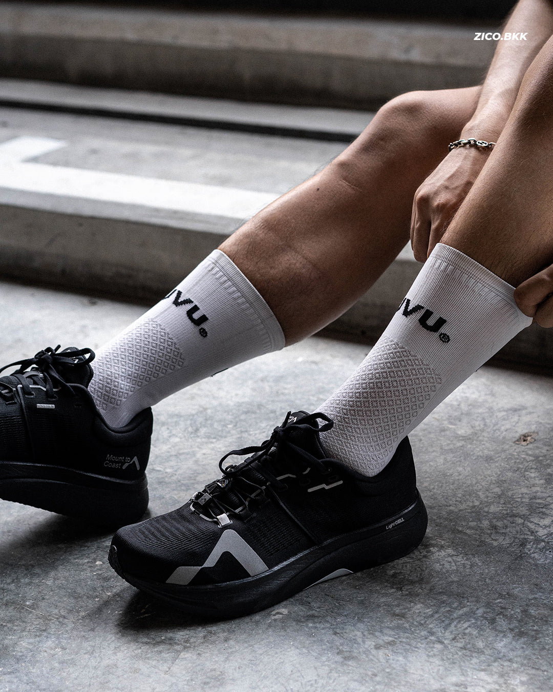 Mount to Coast R1 - Black - Mount to Coast Running Shoes | ZICO.BKK