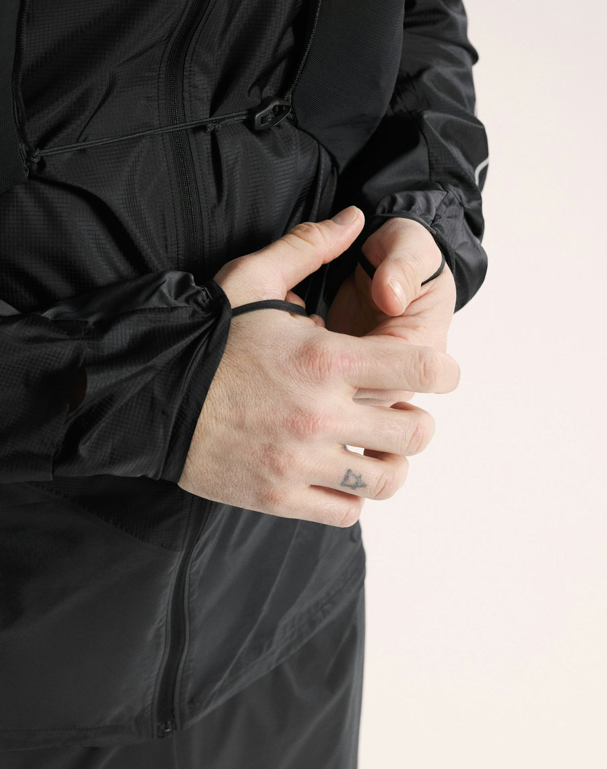 Arc'teryx Norvan Windshell Hoody Men's Black Graphite Detail 1