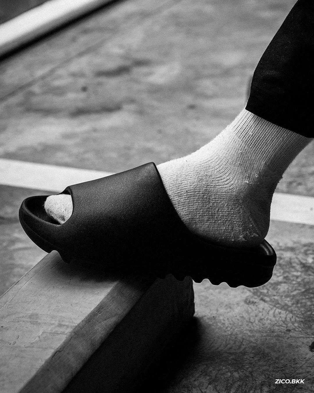 YEEZY Slide YS-01 Black - YEEZY Slides | ZICO.BKK
