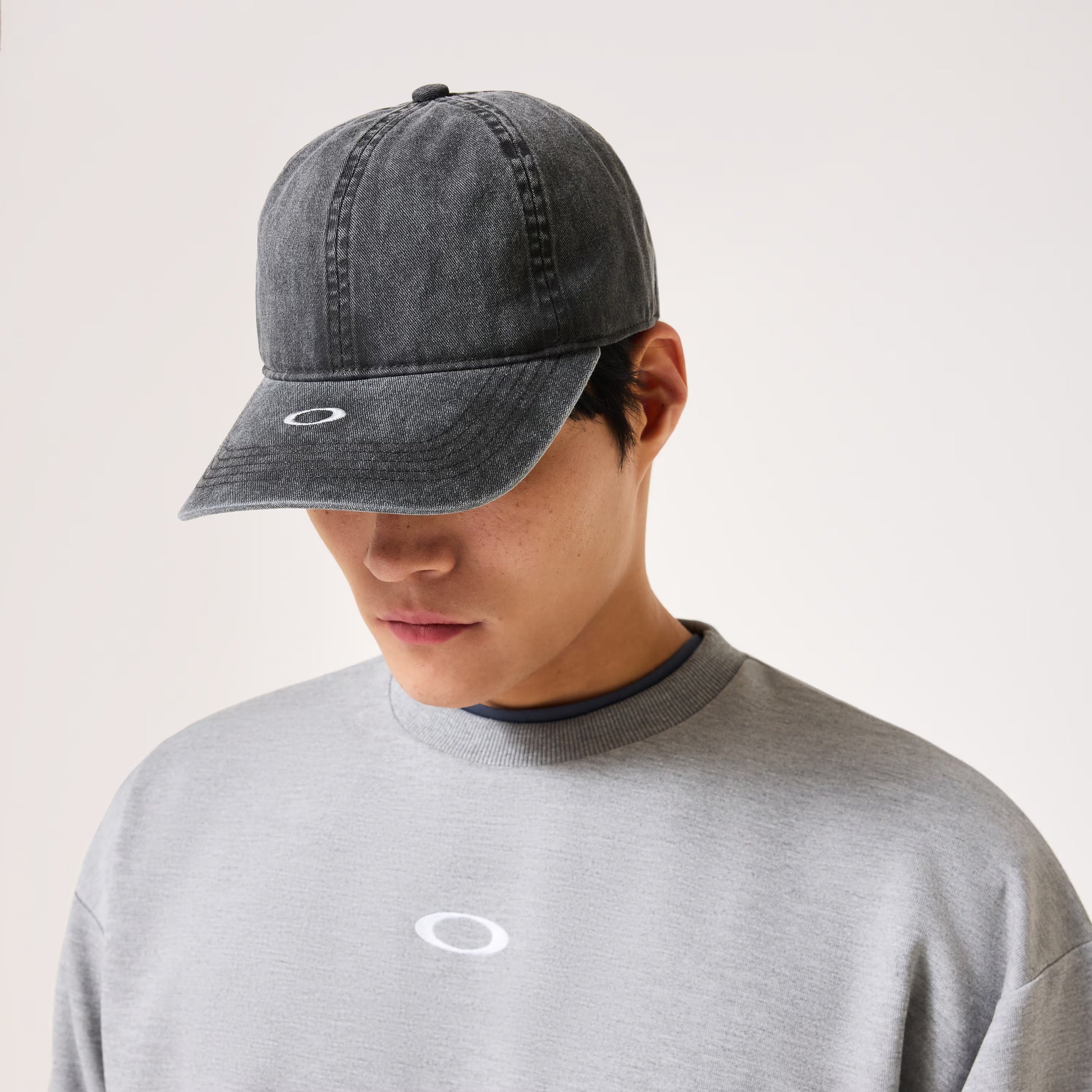 Oakley Essential Brim Logo Cap 26.0 - Pitch Black lifestyle view
