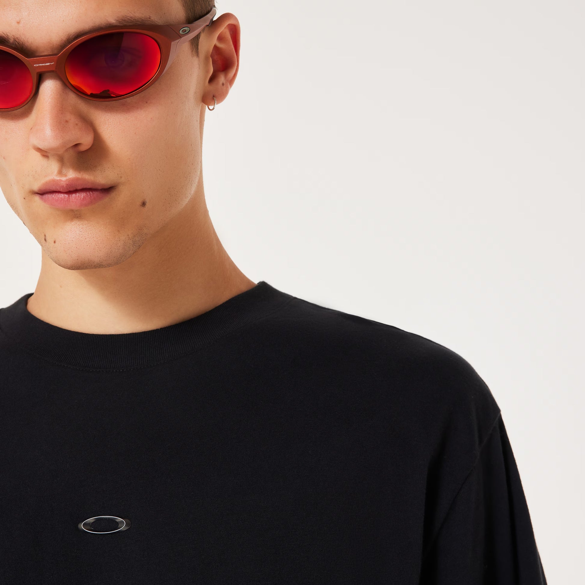 Oakley Metal Rise Tee - Blackout lifestyle view