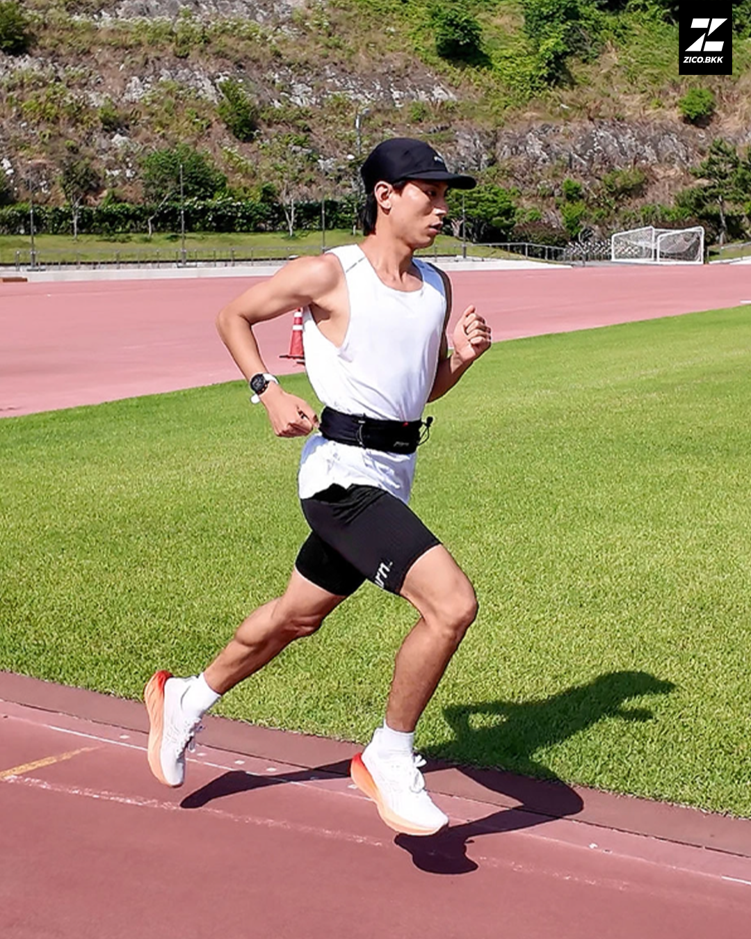 RNRN PODIUM BELT สี Black ขณะวิ่ง