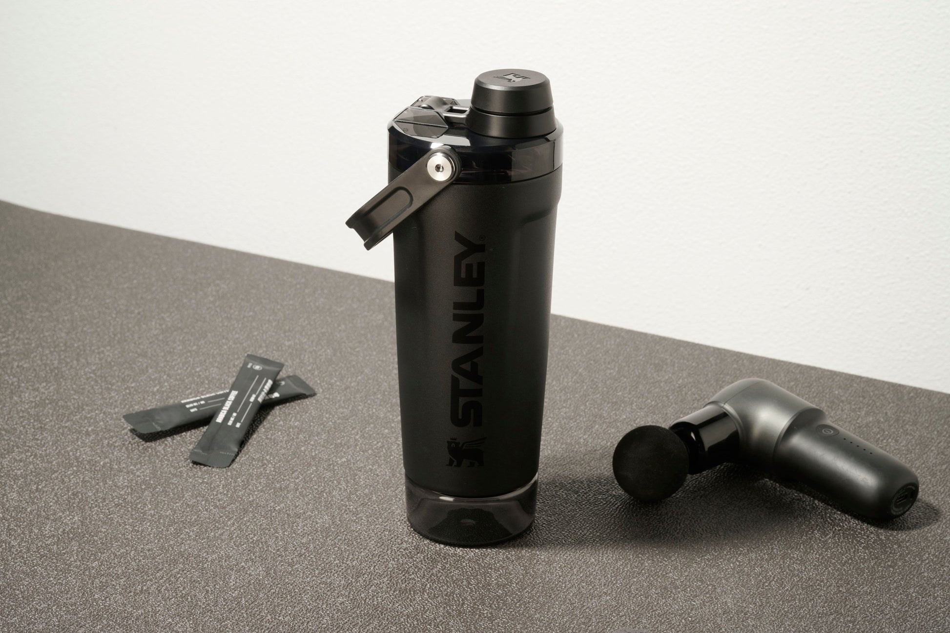 Stanley The Vitalize Shaker Bottle Black 2.0 lifestyle gym setup