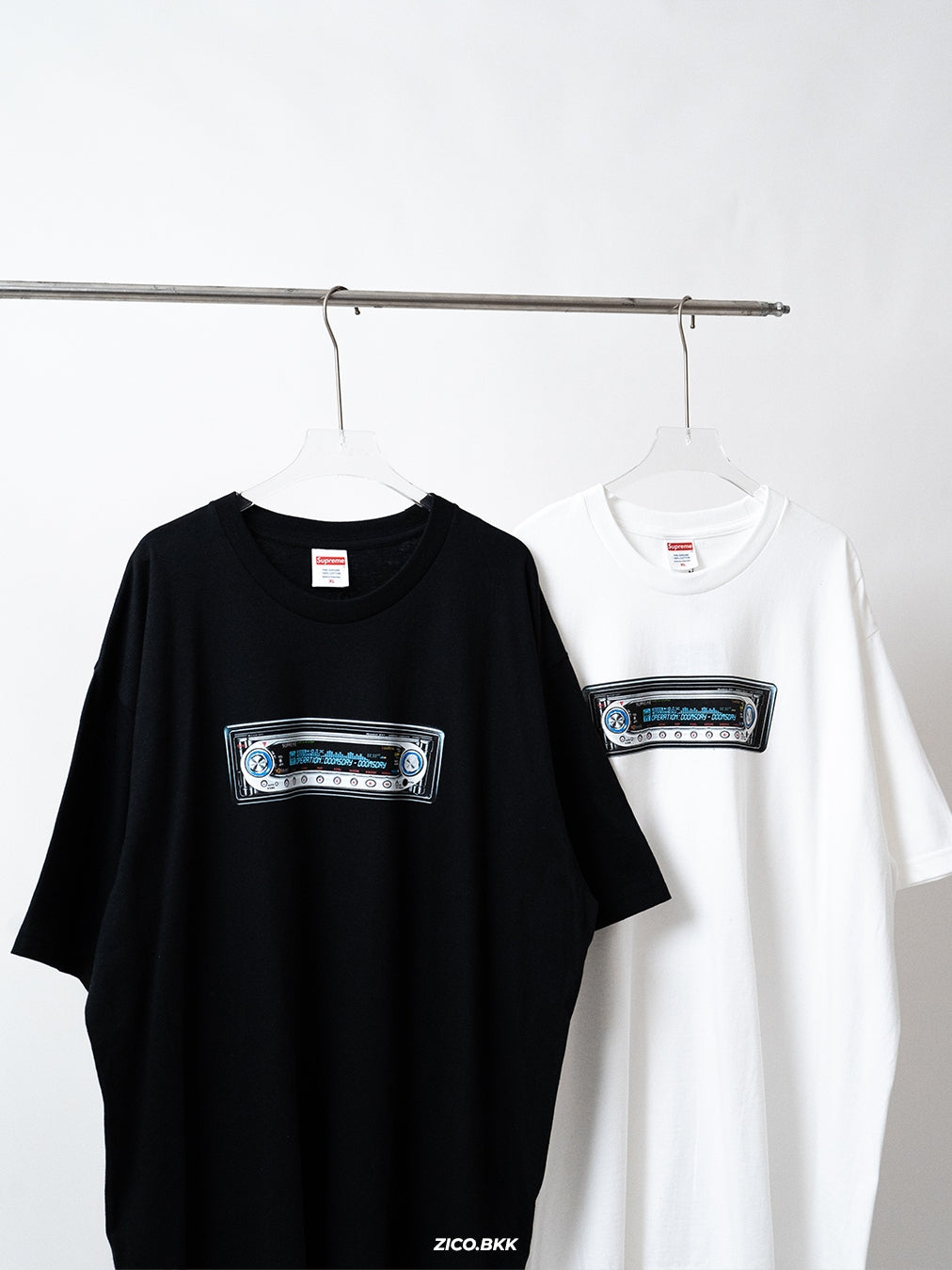 Supreme Receiver Tee (SS25) (SUPOPERATIONDOOMTEE) — ภาพสินค้า 1