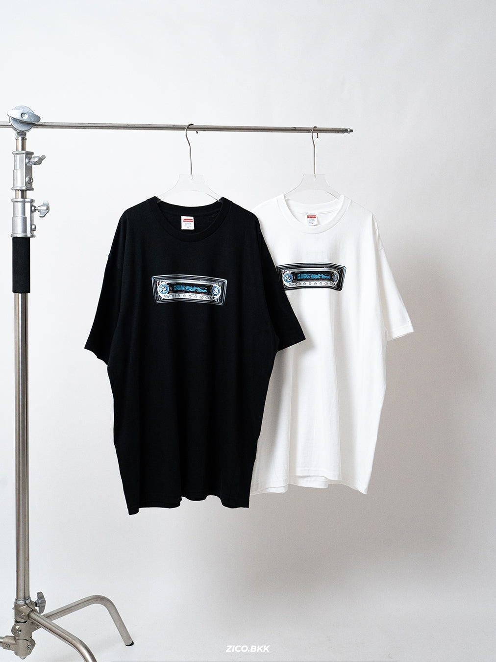 Supreme Receiver Tee (SS25) (SUPOPERATIONDOOMTEE) — ภาพสินค้า 2