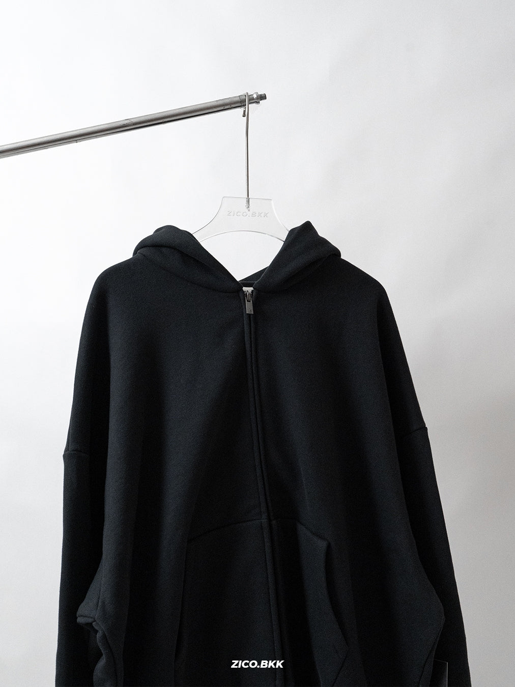 Fear of God Essentials Classic Fleece Zip-Up Hoodie - Jet Black — รูปสินค้าจากร้าน Shopee 5