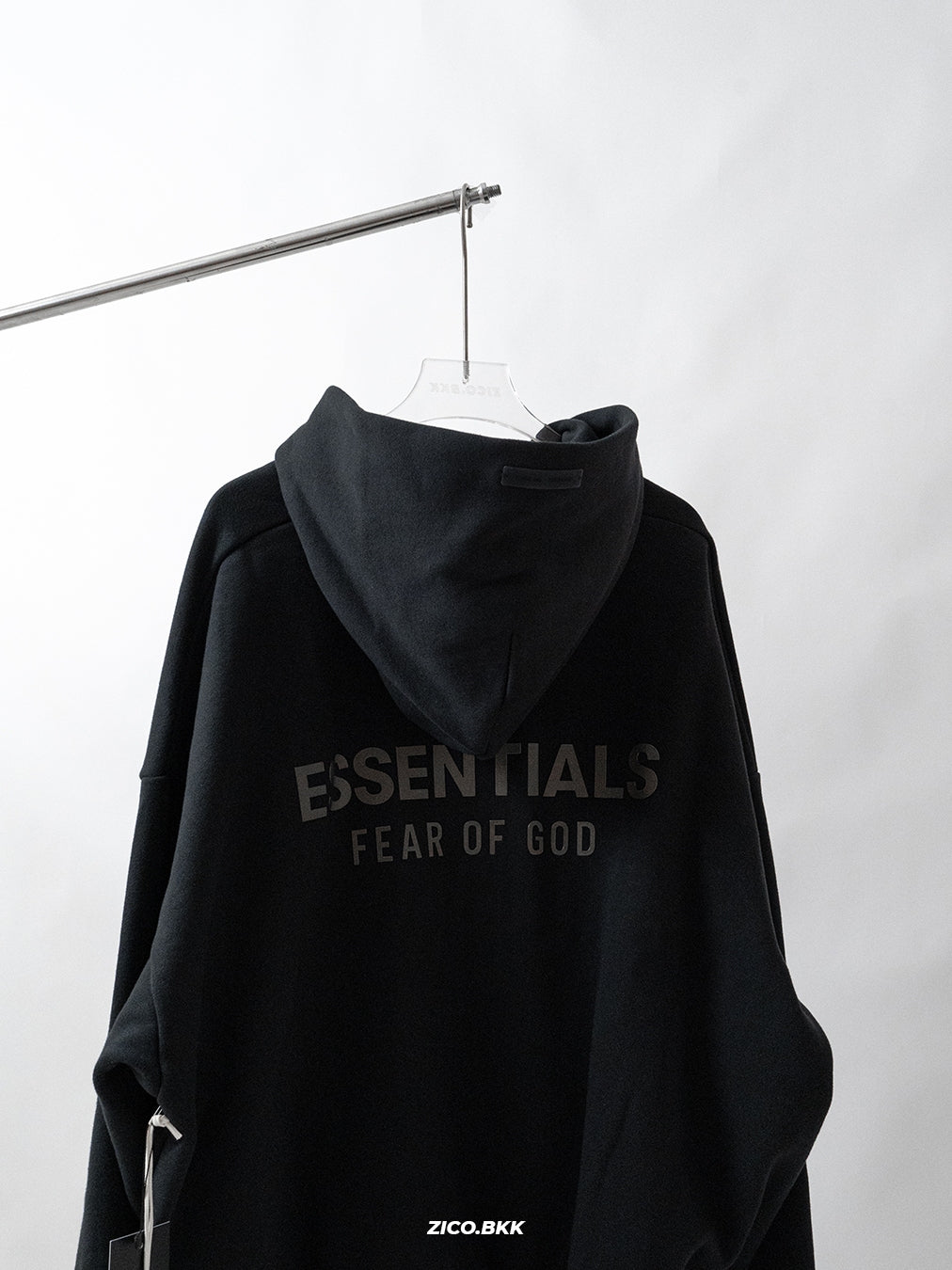 Fear of God Essentials Classic Fleece Zip-Up Hoodie - Jet Black — รูปสินค้าจากร้าน Shopee 1