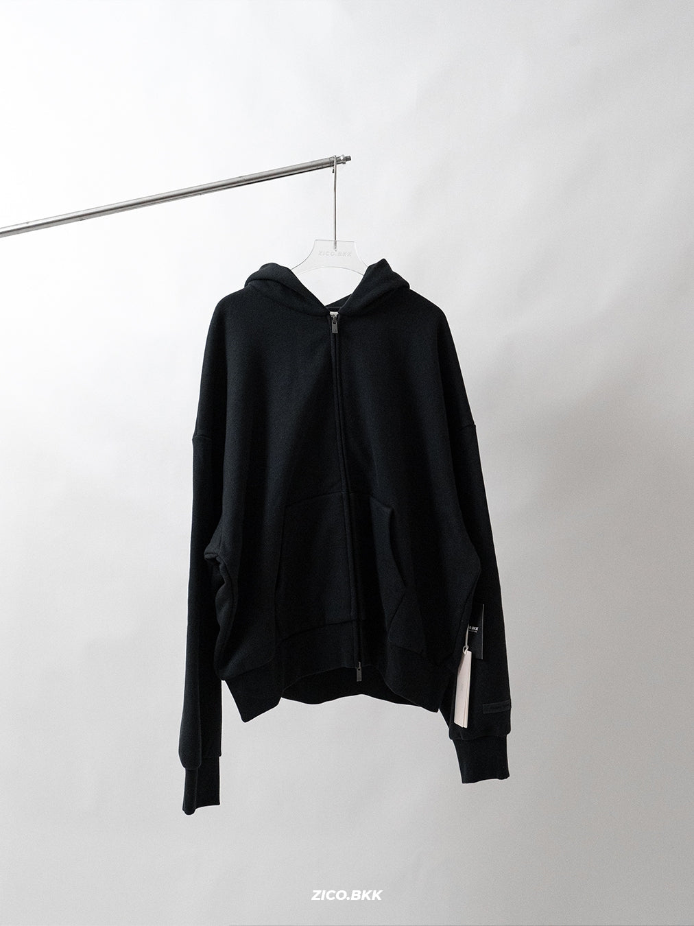 Fear of God Essentials Classic Fleece Zip-Up Hoodie - Jet Black — รูปสินค้าจากร้าน Shopee 4