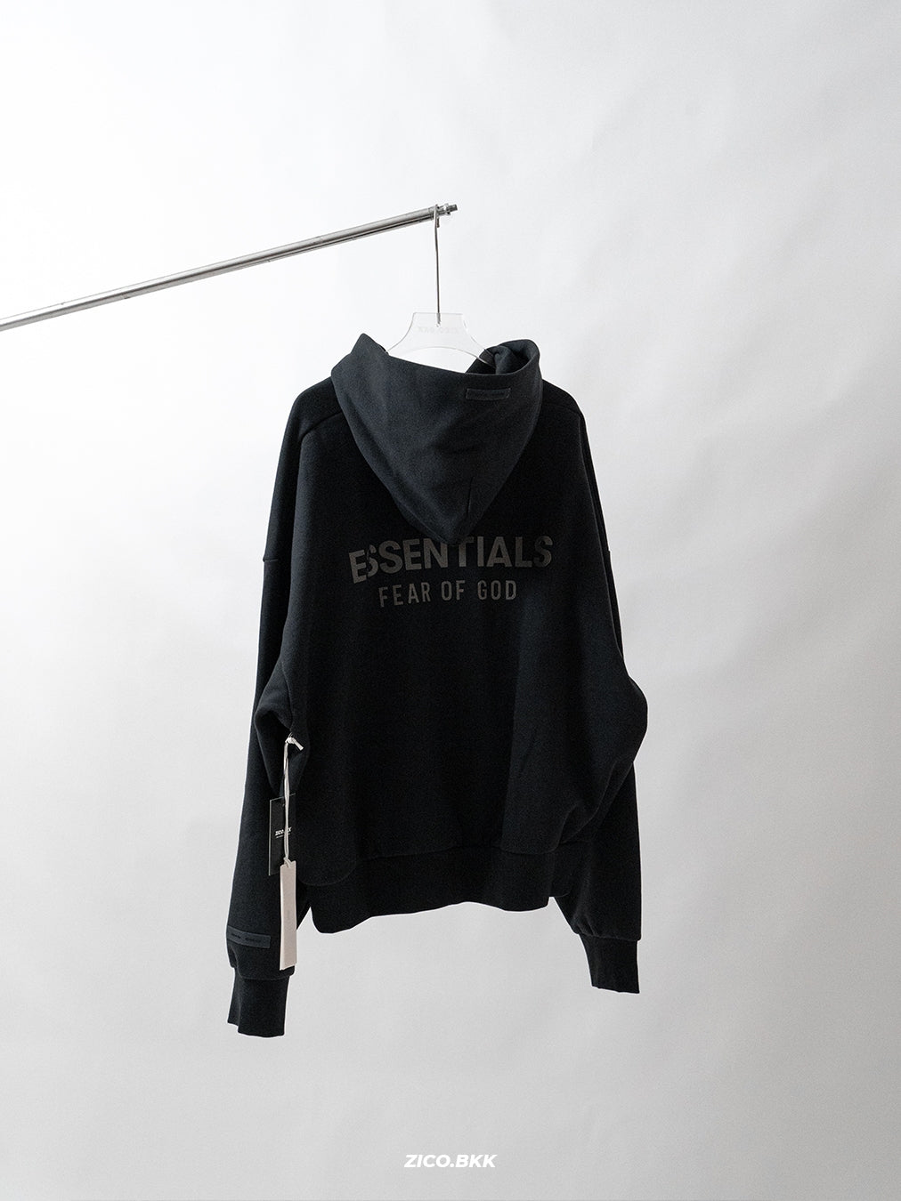 Fear of God Essentials Classic Fleece Zip-Up Hoodie - Jet Black — รูปสินค้าจากร้าน Shopee 2